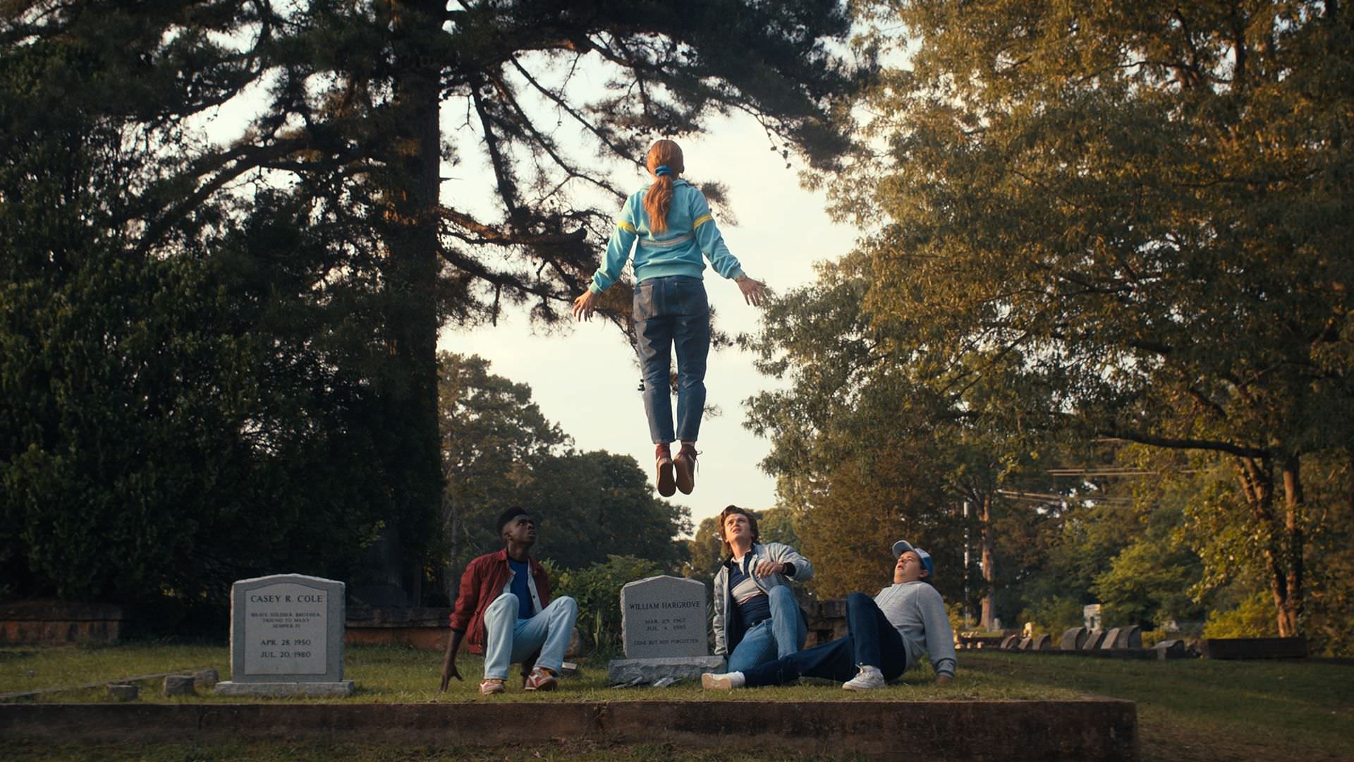 مکس در حال بلند شدن در آسمان بالای سر قبر بیلی در فصل چهارم سریال Stranger Things