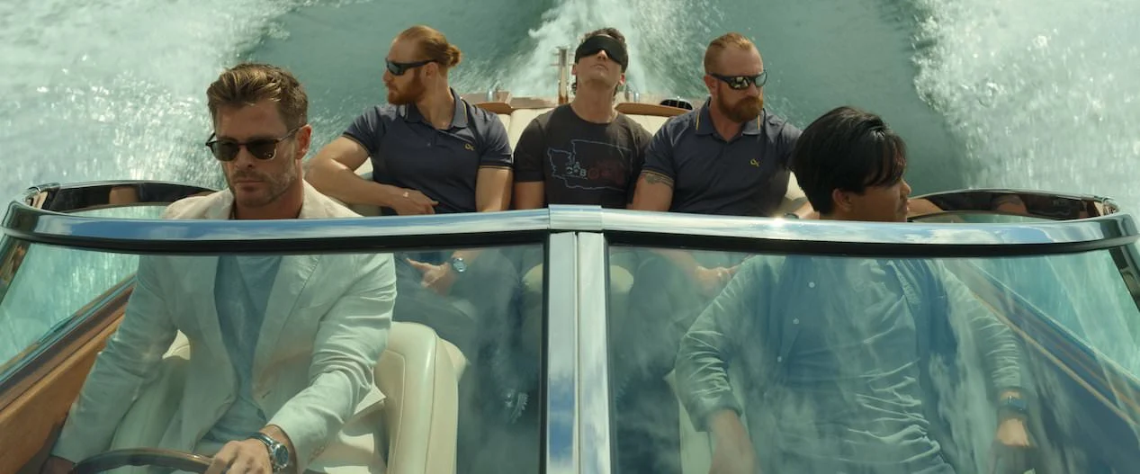 کریس همسورث در حال بردن مایلز تلر با قایق در فیلم Spiderhead